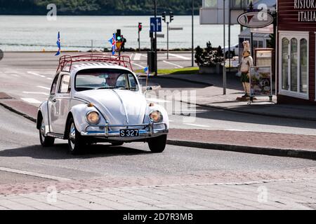 Akureyri, Islande - 17 juin 2018 : route de rue de la ville avec voiture d'époque et drapeau islandais et homme conduisant par un bâtiment de restaurant Banque D'Images