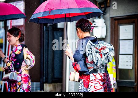 Kyoto, Japon - 10 avril 2019 : personnes avec des parasols vêtus en costume de kimono pendant la rue de jour de pluie près du temple Kiyomizu-dera Banque D'Images