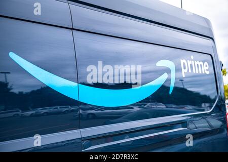 Sterling, États-Unis - 12 septembre 2020 : voiture de livraison Amazon garée sur le parking de la boutique Walmart avec le logo Prime sur la voiture de proximité Banque D'Images