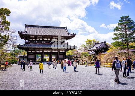 Kyoto, Japon - 10 avril 2019 : fleurs de cerisier sakura au printemps au temple de Ninna-ji avec les touristes et l'architecture de construction de portes Banque D'Images