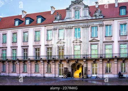 Varsovie, Pologne - 18 décembre 2019 : quartier intérieur de bailey dans la vieille ville de Varsovie Plac Zamkovy ou place du château avec bâtiment en briques rouges royales dans la capitale Banque D'Images