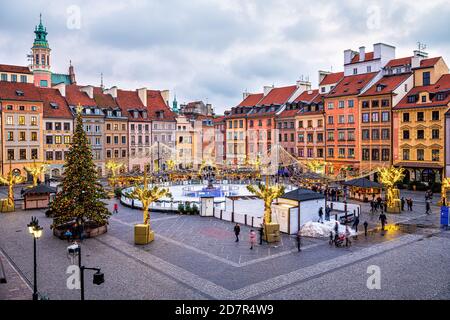 Varsovie, Pologne - 22 décembre 2019 : place du marché de la vieille ville de Varsovie au lever du soleil le matin avec illuminations de Noël, nouvel an tr Banque D'Images
