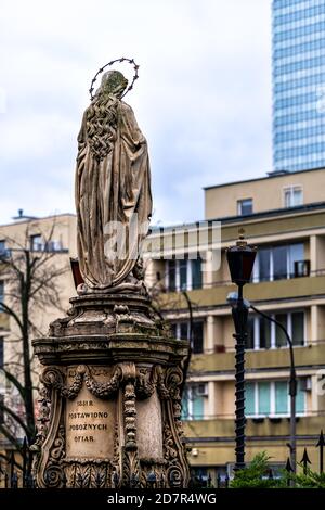 Varsovie, Pologne - 25 décembre 2019 : conception immaculée statue de la Vierge Marie par l'église Saint-Antoine de Padoue Cathédrale catholique romaine à Senatorska Banque D'Images