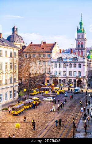 Lviv, Ukraine - 21 janvier 2020 : vue aérienne en grand angle depuis la fenêtre sur la place du marché de la vieille ville de Lvov en hiver avec Dormition et la cathédrale dominicaine c Banque D'Images