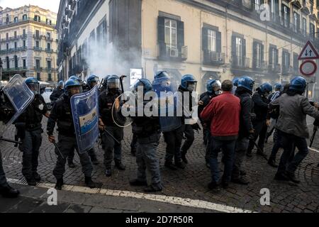 Naples, Italie. 24 octobre 2020. Couvre-feu, nouveaux affrontements à Naples.Naples, encore des affrontements contre les effets du couvre-feu verrouillé et anti-Covid. Les incidents ont éclaté à la fin de la manifestation organisée par les centres sociaux, avec la participation d'autres acronymes, devant le siège de la Confindustria Napoli, sur la Piazza dei Martiri. Au cours de l'événement, des œufs ont été jetés avec de la peinture rouge sur la porte d'entrée du bâtiment (photo d'Alessandro Barone/Pacific Press) crédit: Pacific Press Media production Corp./Alay Live News Banque D'Images