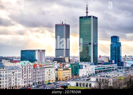 Varsovie, Pologne - 22 janvier 2020 : vue aérienne à grand angle de la ville de Varsovie avec la gare centrale et le panneau Samsung sur le gratte-ciel de la ville Banque D'Images