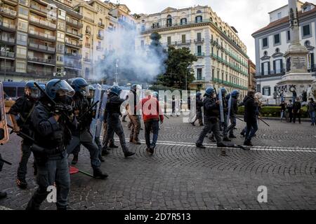 Naples, Italie. 24 octobre 2020. Couvre-feu, nouveaux affrontements à Naples.Naples, encore des affrontements contre les effets du couvre-feu verrouillé et anti-Covid. Les incidents ont éclaté à la fin de la manifestation organisée par les centres sociaux, avec la participation d'autres acronymes, devant le siège de la Confindustria Napoli, sur la Piazza dei Martiri. Au cours de l'événement, des œufs ont été jetés avec de la peinture rouge sur la porte d'entrée du bâtiment (photo d'Alessandro Barone/Pacific Press) crédit: Pacific Press Media production Corp./Alay Live News Banque D'Images