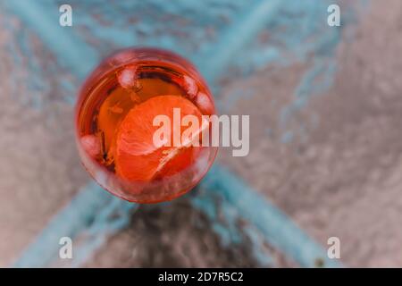 série boissons et boissons, spritz avec liqueur d'orange dans un verre de vin avec tranche de pamplemousse sur la table extérieure prise de vue de haut en bas à peu profonde Banque D'Images