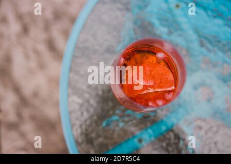 série boissons et boissons, spritz avec liqueur d'orange dans un verre de vin avec tranche de pamplemousse sur la table extérieure prise de vue de haut en bas à peu profonde Banque D'Images