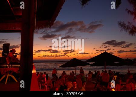 Musicien jouant aux clients de Wilsons Bar, Castaway Resort, Rarotonga, Cook Islands, South Pacific Banque D'Images