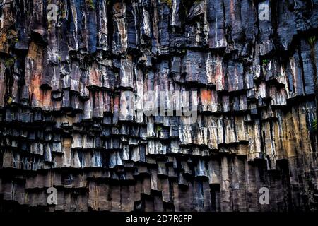 Svartifoss cascade de Svartifoss en gros plan des roches de basalte dans Skaftafell national parc dans le mur de falaise d'Islande Banque D'Images