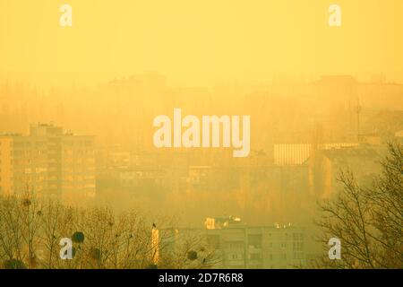 Brouillard jaune dans la ville . Paysage urbain matinal dans une brume dense Banque D'Images