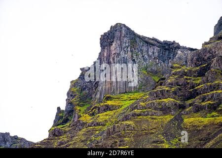 Vue sur le paysage de montagne de l'Islande de la falaise de basalte à proximité sur le ciel nuageux journée sur la rocade sud-sud avec brouillard brumisateur l'été près de fjadrargljufur et hofn Banque D'Images