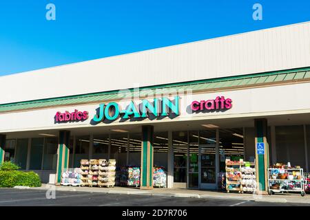 ENTRÉE et extérieur DU magasin JOANN Fabrics and Crafts - Cupertino, Californie, États-Unis - 2020 Banque D'Images