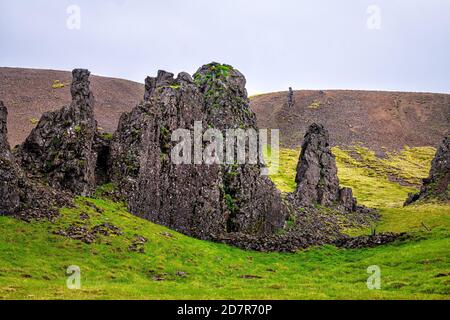 Vue sur le paysage vert des formations rocheuses islandaises de la ferme de Thvotta dans le sud-est pendant l'été et personne Banque D'Images
