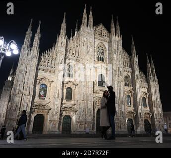 Milan, Italie. 24 octobre 2020. Un couple prend un selfie à la Piazza del Duomo à Milan, Italie, 24 octobre 2020. Le Premier ministre italien Giuseppe Conte a déclaré vendredi que toutes les mesures devraient être prises pour éviter un second verrouillage national, car la hausse récente du nombre de nouveaux cas de coronavirus a attisé les craintes dans tout le pays. Crédit: Alberto Lingria/Xinhua/Alay Live News Banque D'Images