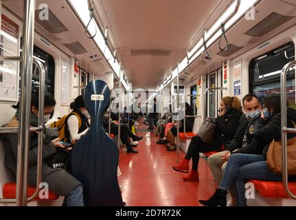 Milan, Italie. 24 octobre 2020. Les personnes portant des masques prennent un métro à Milan, Italie, 24 octobre 2020. Le Premier ministre italien Giuseppe Conte a déclaré vendredi que toutes les mesures devraient être prises pour éviter un second verrouillage national, car la hausse récente du nombre de nouveaux cas de coronavirus a attisé les craintes dans tout le pays. Crédit: Alberto Lingria/Xinhua/Alay Live News Banque D'Images