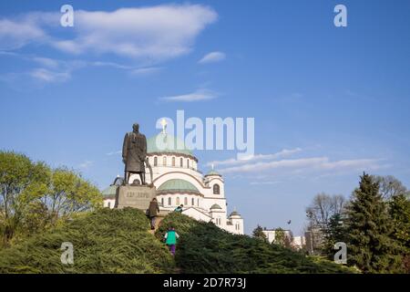 BELGRADE, SERBIE - 6 AVRIL 2019 : monument de la dynastie Karadjordjevic, appelée Karadjordje, devant le temple de la cathédrale Saint-Sava (Hram Svetog Save). Banque D'Images