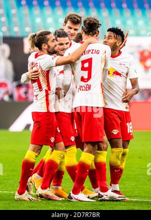 Leipzig, Allemagne. 24 octobre 2020. Marcel Sabitzer (2e L) de RB Leipzig fête ses scores avec ses coéquipiers lors d'un match de football allemand Bundesliga entre RB Leipzig et Hertha Berlin à Leipzig, Allemagne, le 24 octobre 2020. Credit: Kevin Voigt/Xinhua/Alay Live News Banque D'Images