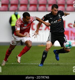 Mayence, Allemagne. 24 octobre 2020. Robin Quaison (L) de FSV Mayence 05 vies avec Stefan Lainer de Borussia Moenchengladbach lors d'un match de football allemand Bundesliga entre Borussia Moenchengladbach et FSV Mayence 05 à Mayence, Allemagne, 24 octobre 2020. Crédit: Ulrich Hufnagel/Xinhua/Alamy Live News Banque D'Images