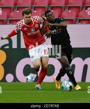 Mayence, Allemagne. 24 octobre 2020. Luca Kilian (L) de FSV Mainz 05 vies avec Breel Embolo de Borussia Moenchengladbach lors d'un match de football allemand Bundesliga entre Borussia Moenchengladbach et FSV Mainz 05 à Mayence, Allemagne, 24 octobre 2020. Crédit: Ulrich Hufnagel/Xinhua/Alamy Live News Banque D'Images