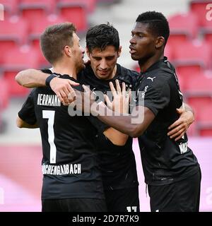 Mayence, Allemagne. 24 octobre 2020. Lars Stindl (C) de Borussia Moenchengladbach fête ses scores avec ses coéquipiers lors d'un match de football allemand de Bundesliga entre Borussia Moenchengladbach et FSV Mayence 05 à Mayence, Allemagne, le 24 octobre 2020. Crédit: Ulrich Hufnagel/Xinhua/Alamy Live News Banque D'Images