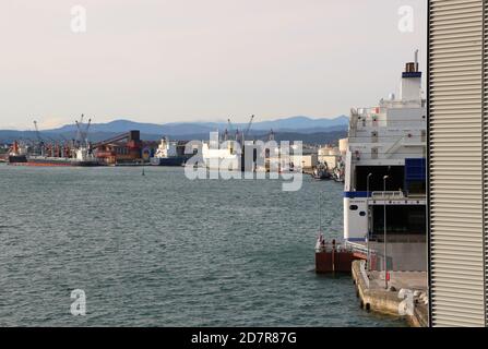 Vue arrière de Brittany Ferries nouveau ferry Galice IMO 9856189 amarré dans la baie de Santander Cantabria Espagne vue du Centro Botin Banque D'Images