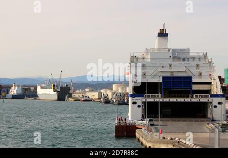 Brittany Ferries nouveau ferry Galicia IMO 9856189 amarré dans la baie de Santander Cantabria Espagne Banque D'Images