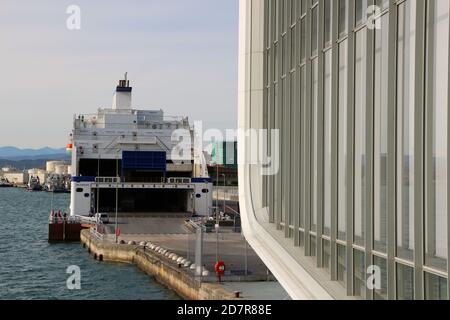 Vue arrière de Brittany Ferries nouveau ferry Galice IMO 9856189 amarré dans la baie de Santander Cantabria Espagne vue du Centro Botin Banque D'Images