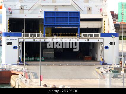 Vue rapprochée de l'arrière de la Bretagne Ferries nouveau ferry Galice IMO 9856189 amarré dans la baie de Santander Cantabria Espagne Banque D'Images