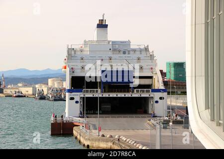 Vue arrière de Brittany Ferries nouveau ferry Galice IMO 9856189 amarré dans la baie de Santander Cantabria Espagne vue du Centro Botin Banque D'Images