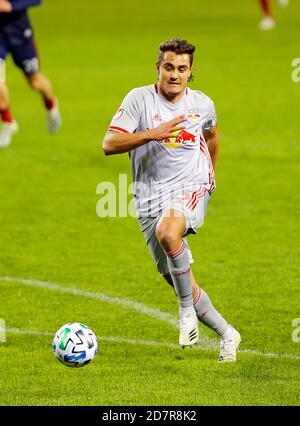 Chicago, États-Unis, 24 octobre 2020. Major League Soccer (MLS) le défenseur des Red Bulls de New York Aaron long (33) place le ballon sur le terrain contre le Chicago Fire FC à Soldier Field à Chicago, il, États-Unis. Le jeu s'est terminé par une égalité de 2-2. Credit: Tony Gadomski / toutes les images de sport / Alamy Live News Banque D'Images