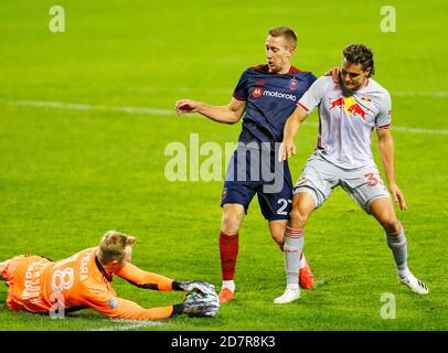 Chicago, États-Unis, 24 octobre 2020. Major League Soccer (MLS) New York le gardien de but des Red Bulls Ryan Meara (18) arrête une balle par le Chicago Fire FC en avant Robert Beric (27) en tant que défenseur Aaron long (33) aide au Soldier Field à Chicago, il, États-Unis. Le jeu s'est terminé par une égalité de 2-2. Credit: Tony Gadomski / toutes les images de sport / Alamy Live News Banque D'Images