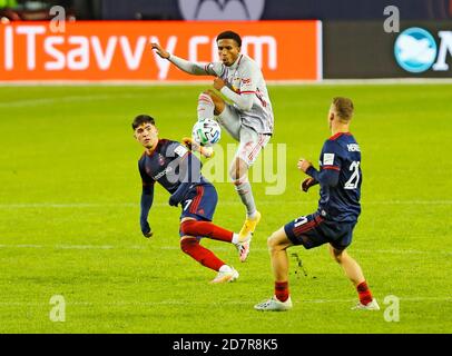 Chicago, États-Unis, 24 octobre 2020. Major League Soccer (MLS) le défenseur des Red Bulls de New York Kyle Duncan (6) reçoit un pass contre le Chicago Fire FC à Soldier Field à Chicago, il, États-Unis. Le jeu s'est terminé par une égalité de 2-2. Credit: Tony Gadomski / toutes les images de sport / Alamy Live News Banque D'Images