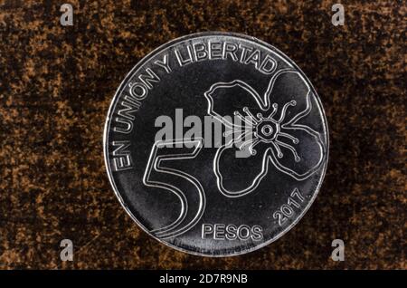 Gros plan sur une nouvelle pièce de cinq pesos argentins Banque D'Images