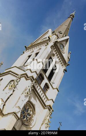 Photo verticale de la Basilique Cathédrale de SS Pierre et Cecilia à Mar del Plata, Argentine Banque D'Images