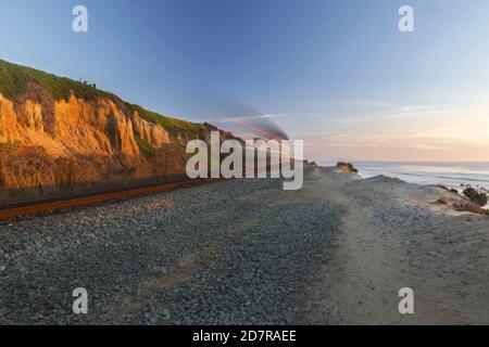 Grande vitesse Blurred Bullet Coaster Commuter train Motion, Del Mar Heights. Pacific Ocean Rail Line Côte sud de la Californie Comté de San Diego États-Unis Banque D'Images