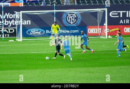 New York, NY - 24 octobre 2020 : Amar Sejdic (14) de Montréal ballon de contrôle d'impact pendant le match régulier de MLS contre le NYCFC au Yankee Stadium Banque D'Images