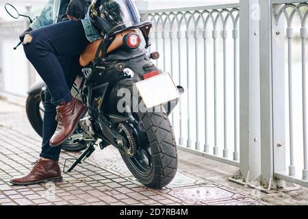 Moto cool et confiante Banque D'Images