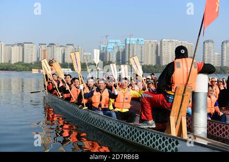 Shengyang, Shengyang, Chine. 25 octobre 2020. LiaoningÃ¯ÂμÅ'CHINA-huit équipes participent aux courses de 100 mètres et 200 mètres des groupes de 22 et 14 personnes au 9e Prix du bateau-dragon de Shenyang, province de Liaoning, le 15 octobre 2020. Crédit : SIPA Asia/ZUMA Wire/Alay Live News Banque D'Images