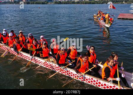 Shengyang, Shengyang, Chine. 25 octobre 2020. LiaoningÃ¯ÂμÅ'CHINA-huit équipes participent aux courses de 100 mètres et 200 mètres des groupes de 22 et 14 personnes au 9e Prix du bateau-dragon de Shenyang, province de Liaoning, le 15 octobre 2020. Crédit : SIPA Asia/ZUMA Wire/Alay Live News Banque D'Images