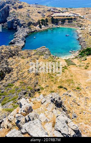 Vues des plages de la baie de Saint Paul, Lindos, Rhodes, Dodécanèse, Grèce Banque D'Images