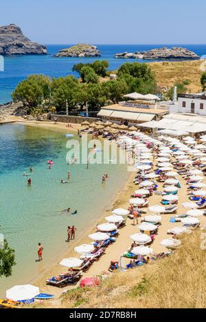 Eaux peu profondes familiales de Pallas Beach, Lindos, Rhodes, Dodécanèse, Grèce Banque D'Images