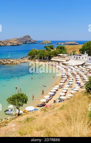 Pallas Beach, populaire pour ses eaux peu profondes et ses chaises longues familiales, Lindos, Rhodes, Dodécanèse, Grèce Banque D'Images