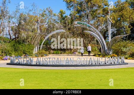 Les gens marchent à travers l'entrée du jardin botanique de l'Australie occidentale à Kings Park, Perth, Australie occidentale Banque D'Images