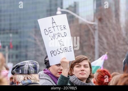 Un manifestant tenant une pancarte exprimant son opinion pendant la manifestation.des milliers de femmes et leurs alliés ont manifesté pour soutenir la Marche des femmes à Washington. Banque D'Images