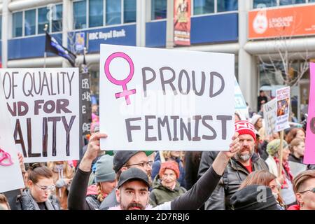 Un manifestant tenant une pancarte exprimant son opinion pendant la manifestation.des milliers de femmes et leurs alliés ont manifesté en faveur de la Marche des femmes à Washington. Banque D'Images