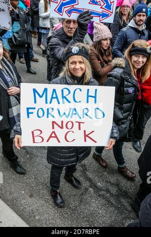 Toronto, Canada. 21 janvier 2017. Un manifestant tenant une pancarte exprimant son opinion pendant la manifestation.des milliers de femmes et leurs alliés ont manifesté pour soutenir la Marche des femmes à Washington. Crédit : Shawn Goldberg/SOPA Images/ZUMA Wire/Alay Live News Banque D'Images