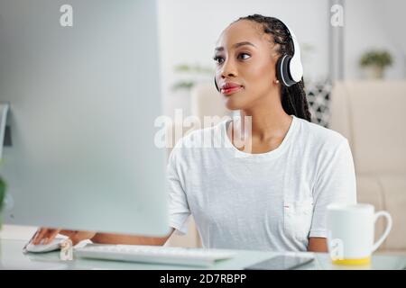 Woman working on computer Banque D'Images