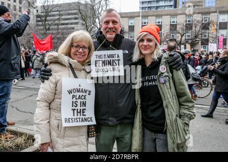 Toronto, Canada. 21 janvier 2017. Des manifestants avec des pancartes exprimant leur opinion pendant la manifestation.des milliers de femmes et leurs alliés ont défilé pour soutenir la Marche des femmes à Washington. Crédit : Shawn Goldberg/SOPA Images/ZUMA Wire/Alay Live News Banque D'Images